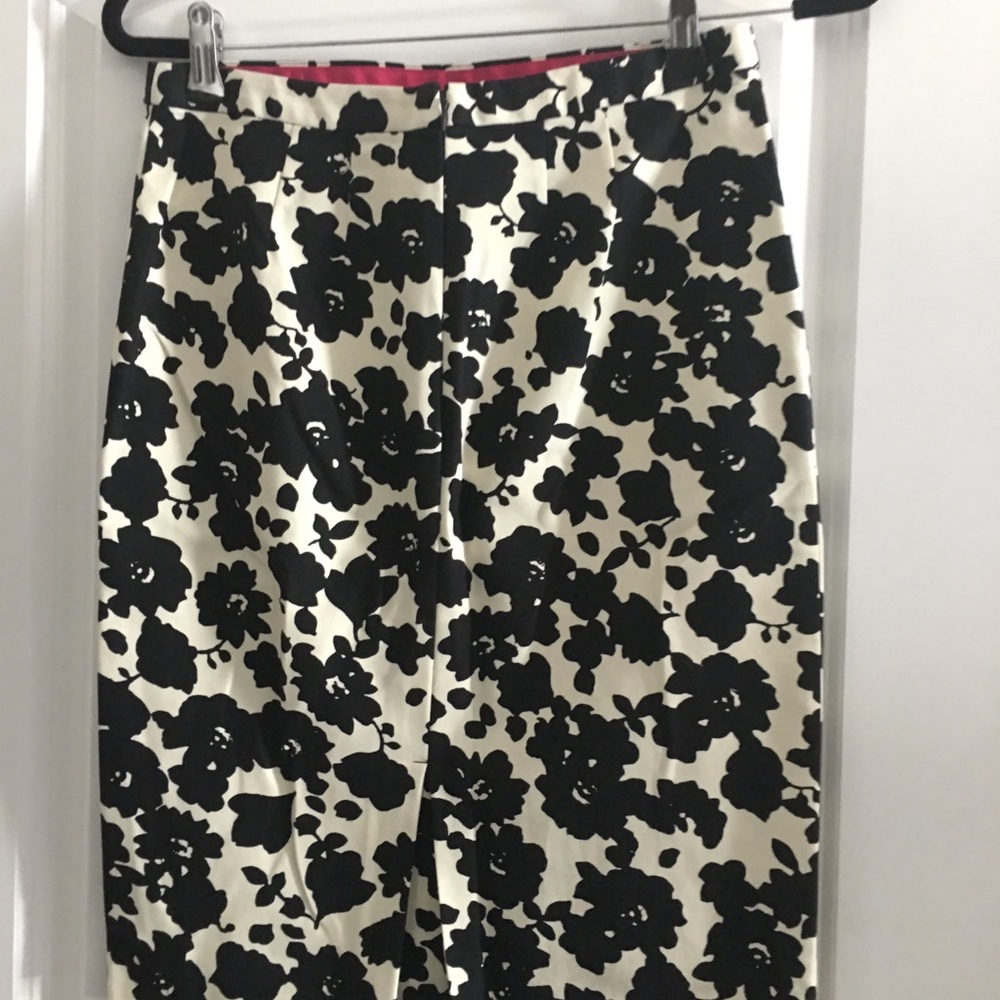 Beautiful Creme & Black floral print pencil skirt - Picture 2 of 3